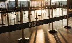 Berlin Brandenburg Havalimanı'nda grev nedeniyle 445 uçuş iptal oldu, 57 bin yolcu etkilendi