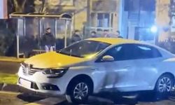 Yaya levhasına çarpan otomobil sürücüsü yaralandı