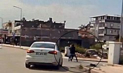 Kaldırımda yürüyen kadının boynundaki kolyeyi çalarak kaçtı