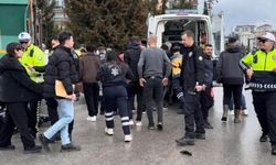 Kazada kamyonun altına sürüklenen motosikletteki 2 kişi yaralandı