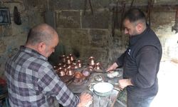 Çocuk yaşta başladığı kalaycılığı 50 yıldır sürdürüyor