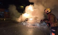 Kadıköy'de korkutan yangın: Motosiklette başladı, otomobile sıçradı