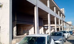 Hastane Önündeki Boş Dükkanlar Tahrip Ediliyor