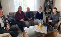 Öğretmen ve Öğrencilerden Şehit Annesine Bayram Ziyareti