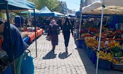Cumartesi Pazarında Güneşli Havaya Rağmen Sabah Hareketliliği