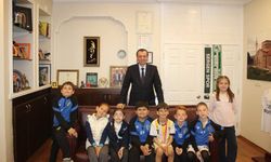 Minik Öğrencilerden Başkan Özalp’e Ziyaret