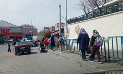 Çocuklar Yine Araç Yolunda Yürüdü