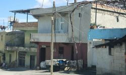 Annesine sopayla saldıran şahıs, araya giren eşini defalarca bıçaklayarak öldürdü