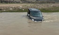 Yolunu kaybetti, aracıyla çayı geçmeye çalışırken suda mahsur kaldı