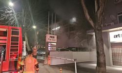 Beşiktaş'ta araç kiralama şirketinde çıkan yangında yaklaşık 100 milyon değerinde 15 araç alevlere teslim oldu
