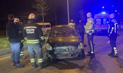 Alkollü otomobil sürücüsü önce ağaca, ardından tabelaya çarparak karşı şeride geçti