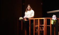 Kanseri yendi, kendi hayatını yazıp oynadı