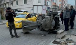 Harç karma makinesi, ticari taksinin üzerine devrildi