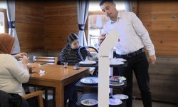 Edirne'de robot garson hizmete başladı, müşteriler memnun