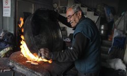 Yarım asırdan fazla süredir bakıra hayat veriyor: 73 yaşında mesleğini aşkla yapıyor