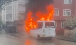 Park halindeki yolcu minibüsü alev topuna döndü