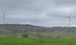 Sınır hattında rüzgar türbini parçalandı: Şiddetli rüzgar köyde paniğe yol açtı