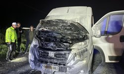 İşçi servis minibüsü alev aldı