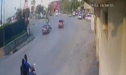 Otomobil çarptı, elektrikli bisiklet ikiye bölündü: Sürücü havada takla attı