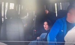 Okul servisi ile kamyonet kafa kafaya çarpıştı: Emniyet kemeri takılı olmayan öğrenci koridora uçtu