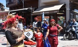 Edirne'de turistler romanların kakava davetine ortak oldu