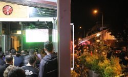 Mahalle yanarken onlar derbiyi izledi