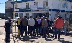 İş alamayan kooperatif üyeleri fabrika önünde toplandı