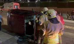 Edirne'de refüje çarpıp yan yatan otomobildeki 2 kişi kurtarıldı