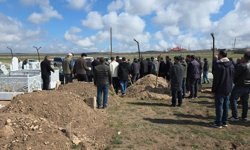 Köpeklerin saldırısında ölen çocuk toprağa verildi