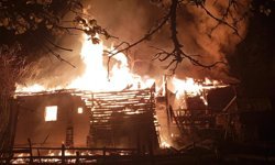 Sinop'ta yangın: 2 katlı ev, ahır, ambar kül oldu