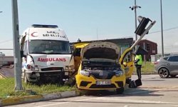 Edirne'de ambulans ile taksi çarpıştı: 5 yaralı