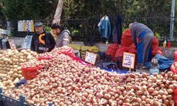 Cumartesi Pazarında Sebze ve Meyve Tezgâhları Dolu