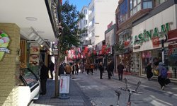 Sıcak Hava Cumhuriyet Caddesi’ni Hareketlendirdi
