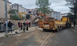Yıkım esnasında iş makinesi devrildi