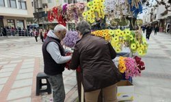 Kakava coşkusu renkli taçlar ile şimdiden sokaklarda