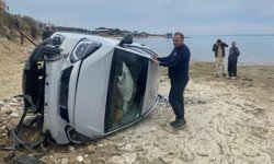 Keşan’da kontrolden çıkan otomobil şarampolden kumsala düştü