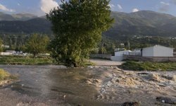 Dere yatağında su yükseldi, köprü çöktü…