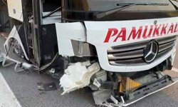 Lastiği patlayan yolcu otobüsünde can pazarı: Muavin kopan kapıdan aşağı uçtu