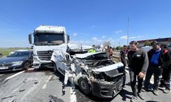 Tekirdağ'da feci kaza kamerada: İki tırın arasında kalan araçtan sağ çıktı
