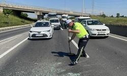 Trafik polisinden örnek davranış: Sürücülerin güvenliği için süpürgeyle yolu süpürdü