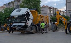 Edirne’de yüklü hafriyat kamyonu damperini kaldırınca devrildi