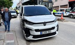 Edirne’de kontrolden çıkan panelvan park halindeki araçlara çarptı: 2 yaralı