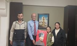 Öğrenciden İlçe Milli Eğitim Müdürüne Anlamlı Atatürk Portresi