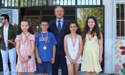 Büyükkarıştıran’da Öğrenciler Karne Sevincini Yaşadı