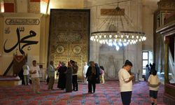 Bayramda Edirne'ye akın ettiler: Kabe taşı ve örtüsü yoğun ilgi gördü