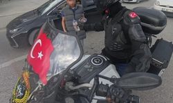 Su satan çocuk, camında Türk bayrağı olan motosikletliye su hediye etmek istedi