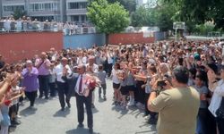44 Yıllık eğitime adanmış bir hayat: Okul müdürü gözyaşları arasında emekliye ayrıldı