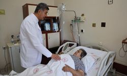Karnından 40 kilogram kitle çıkarıldı