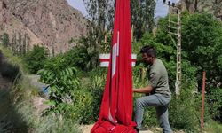 Düşen bayrağı onarıp yeniden göndere çektiler
