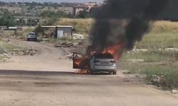 Seyir halindeki otomobil alev topuna döndü